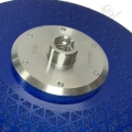 دیسک وکیوم بریز مثلثی ایگلی ، رنگ آبی، دارای فلنچ و مهره M14، مناسب برای برش و سایش مواد مختلف.