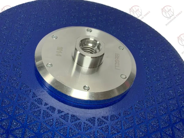 دیسک وکیوم بریز مثلثی ایگلی ، رنگ آبی، دارای فلنچ و مهره M14، مناسب برای برش و سایش مواد مختلف.